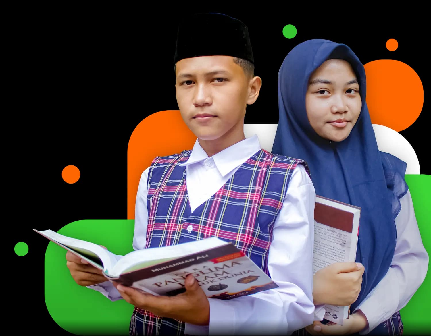 Santri putra dan putri Al Mumtaz membawa buku pelajaran